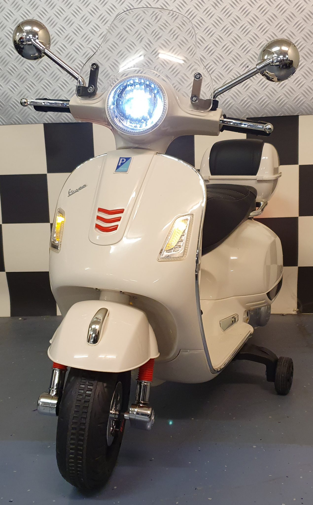 Vespa GTS children’s scooter 12 volt white