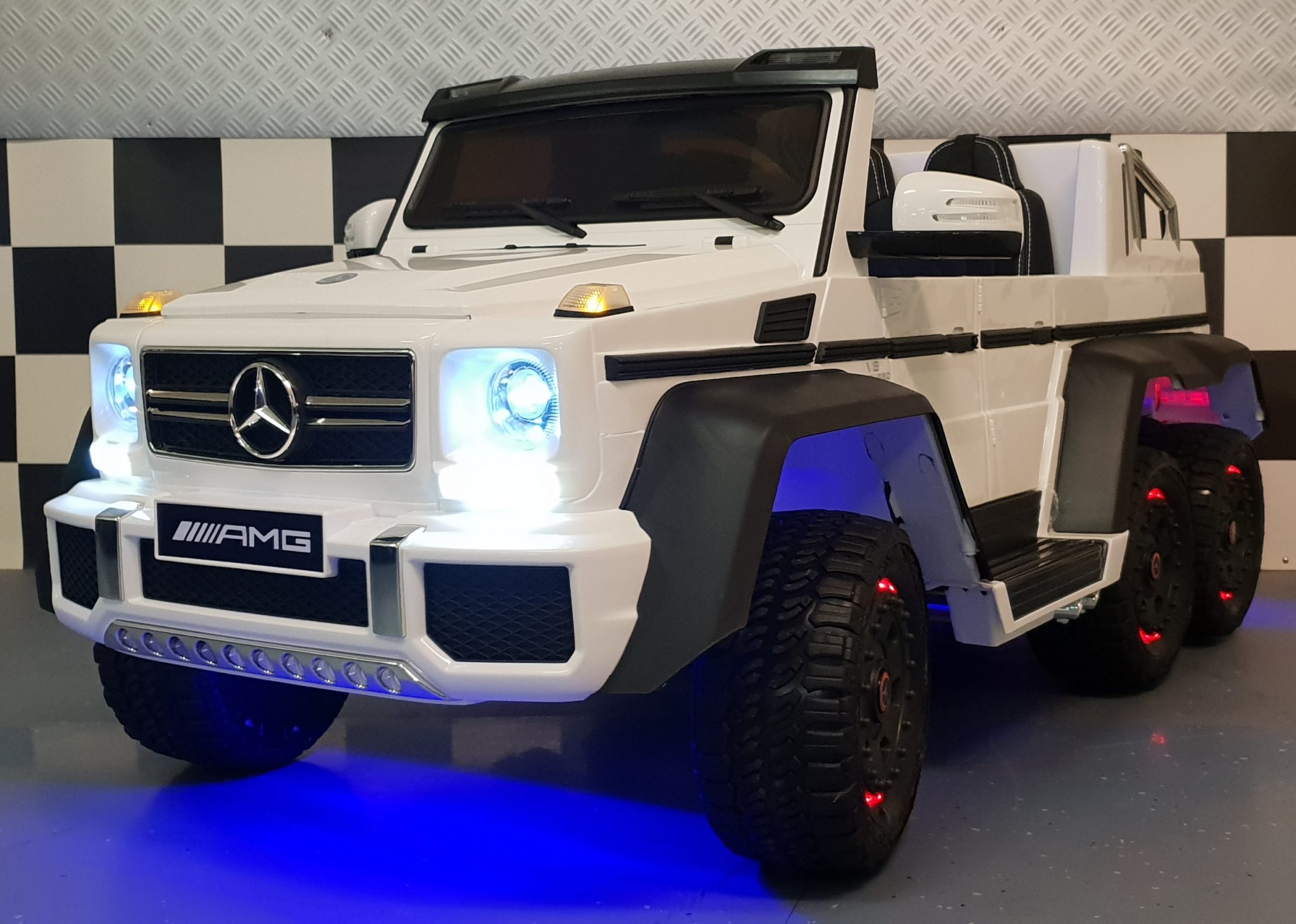 Elektrische kinderjeep Mercedes Benz G63 AMG duo zit met wit