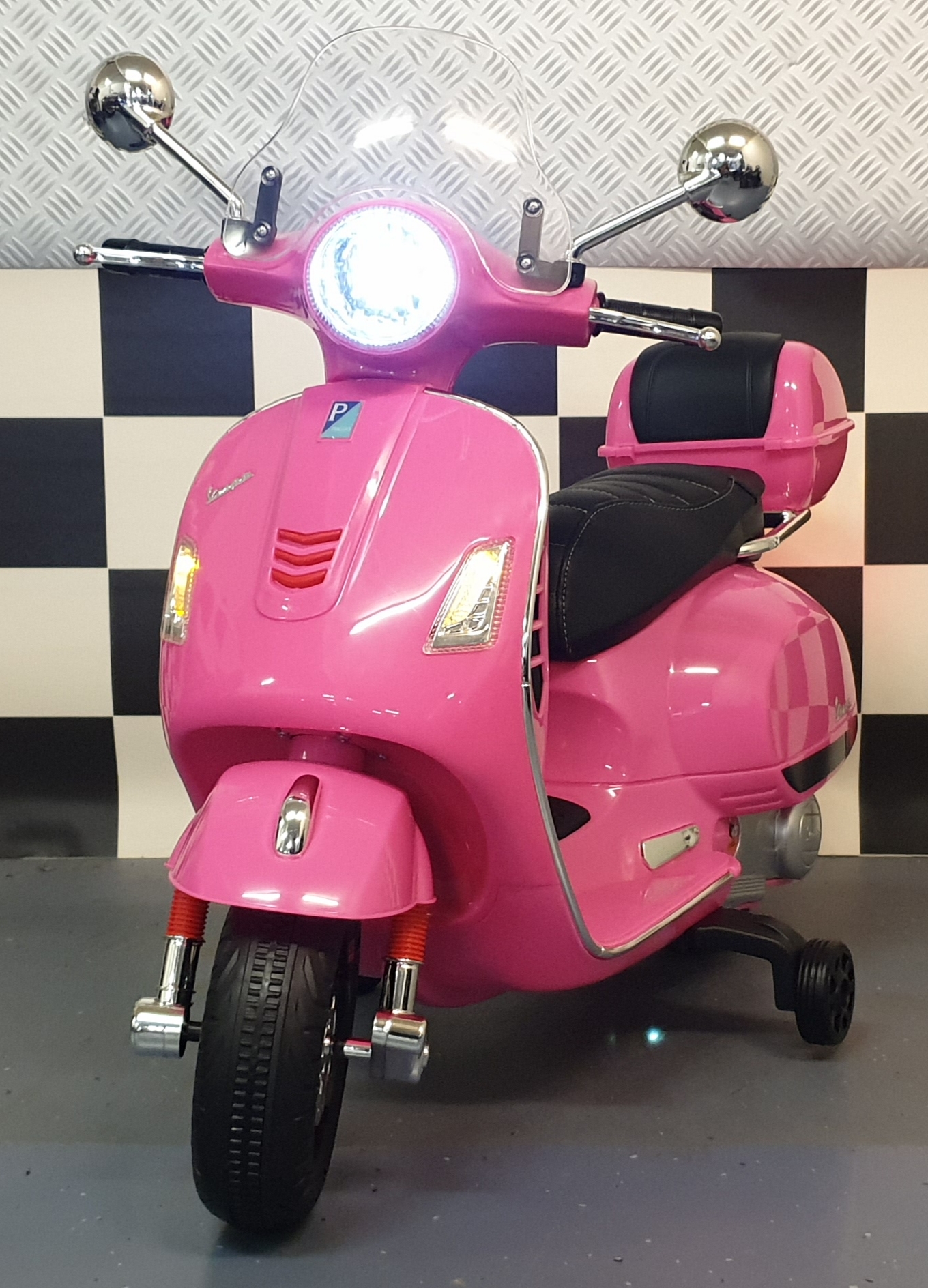 Vespa GTS children’s scooter Pink 12 volts with windshield