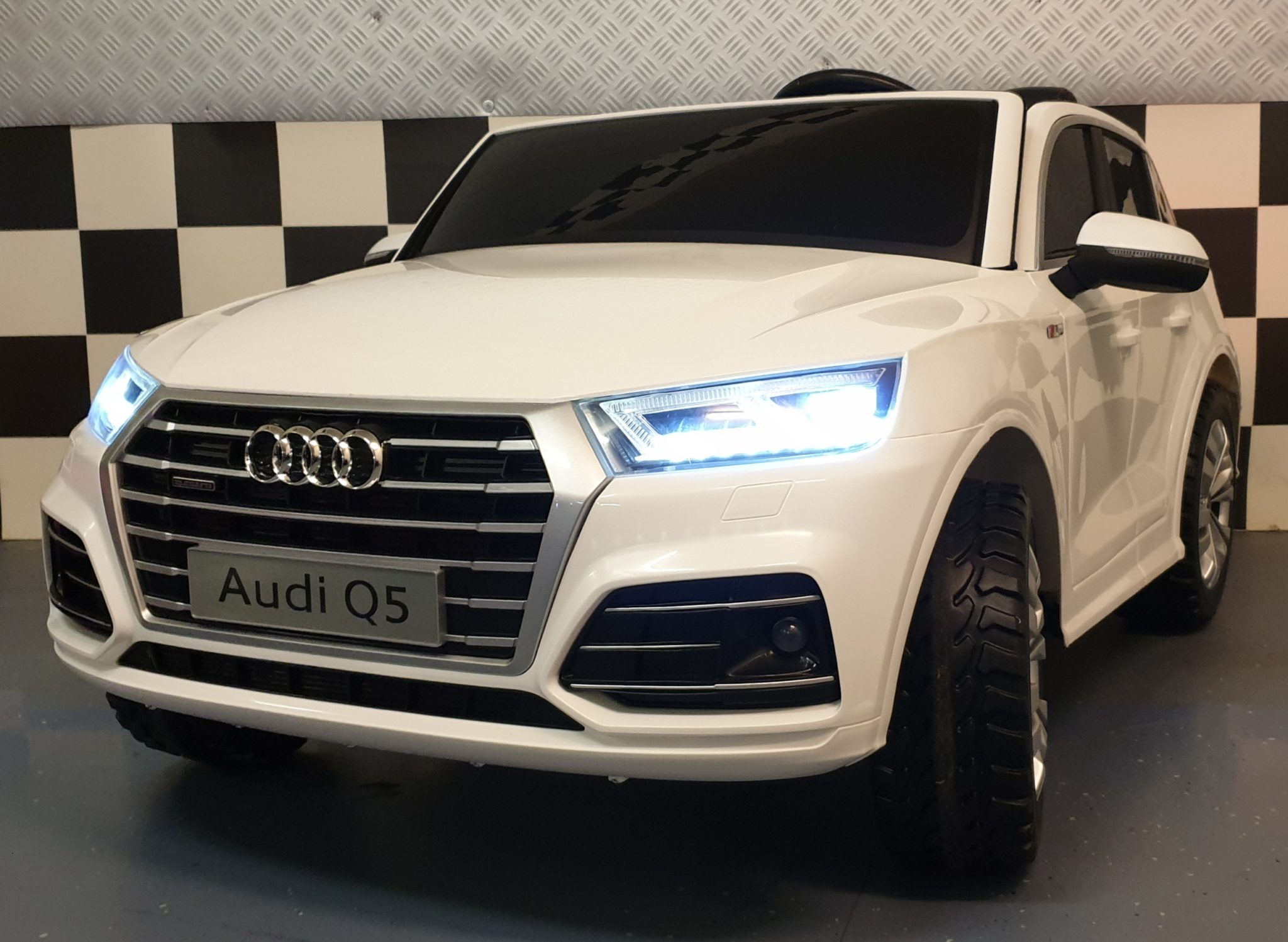 Electric children’s car Audi Q5 2 person white 2.4G 4WD