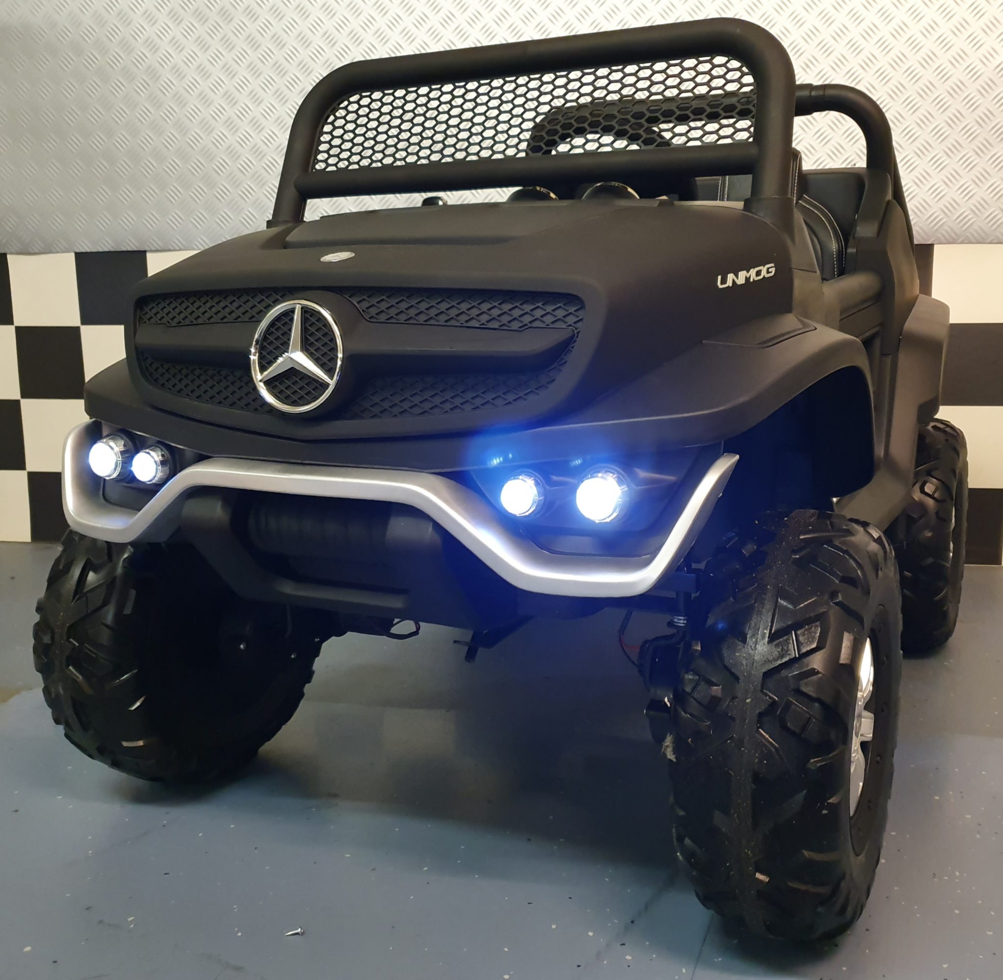 2 person Mercedes electric children’s car Unimog 4 wheel drive matt black