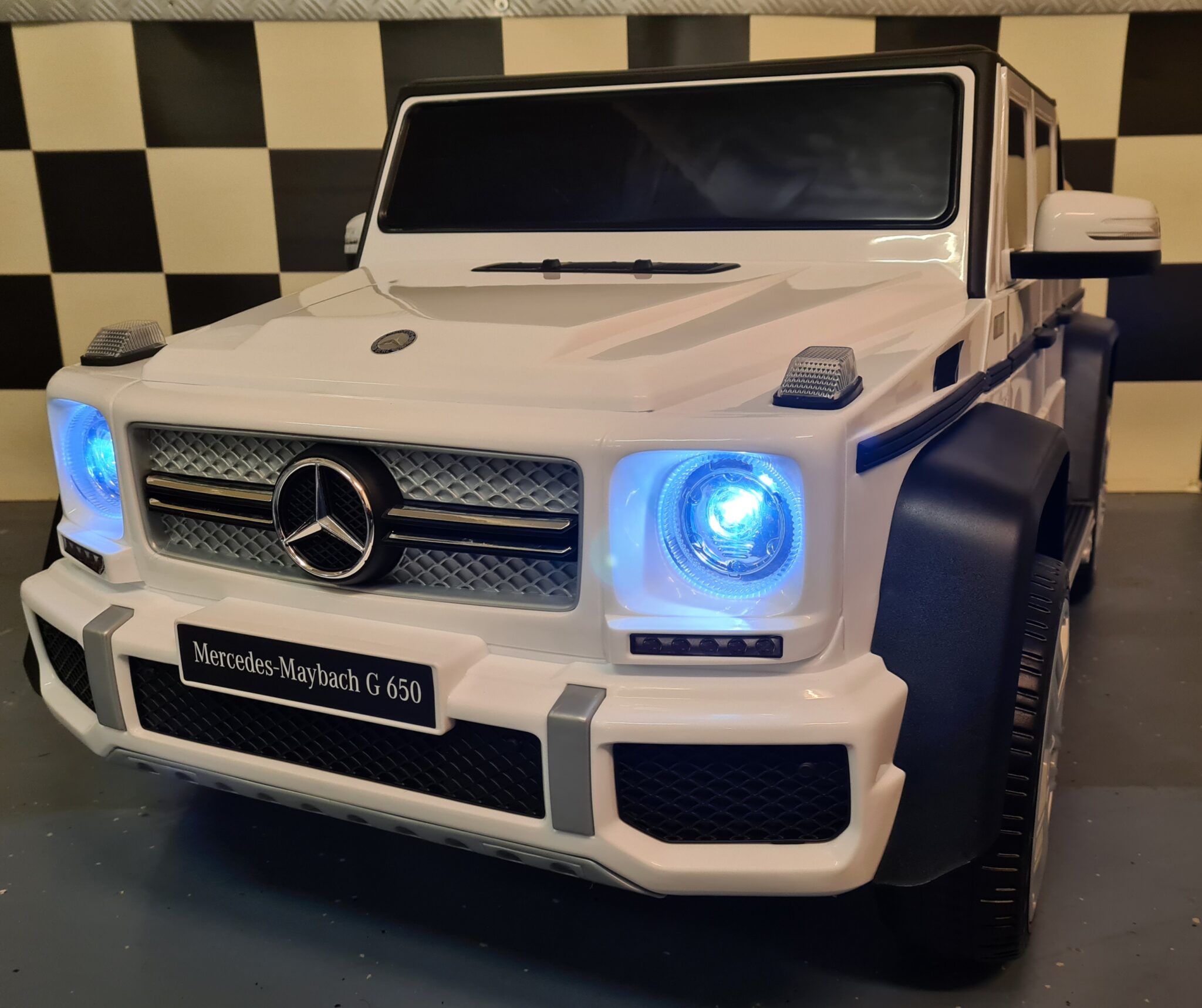 Battery children’s car Mercedes Maybach G650 12Volt 1 person white