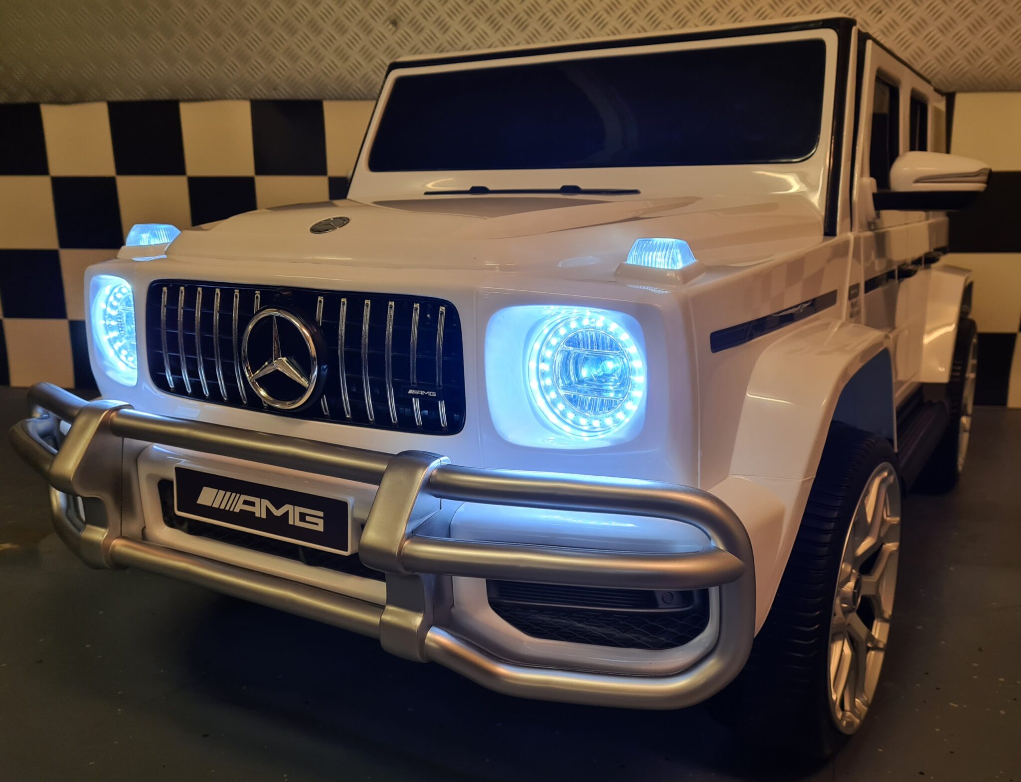 Battery children’s car Mercedes G63 2 persons 24 volt white