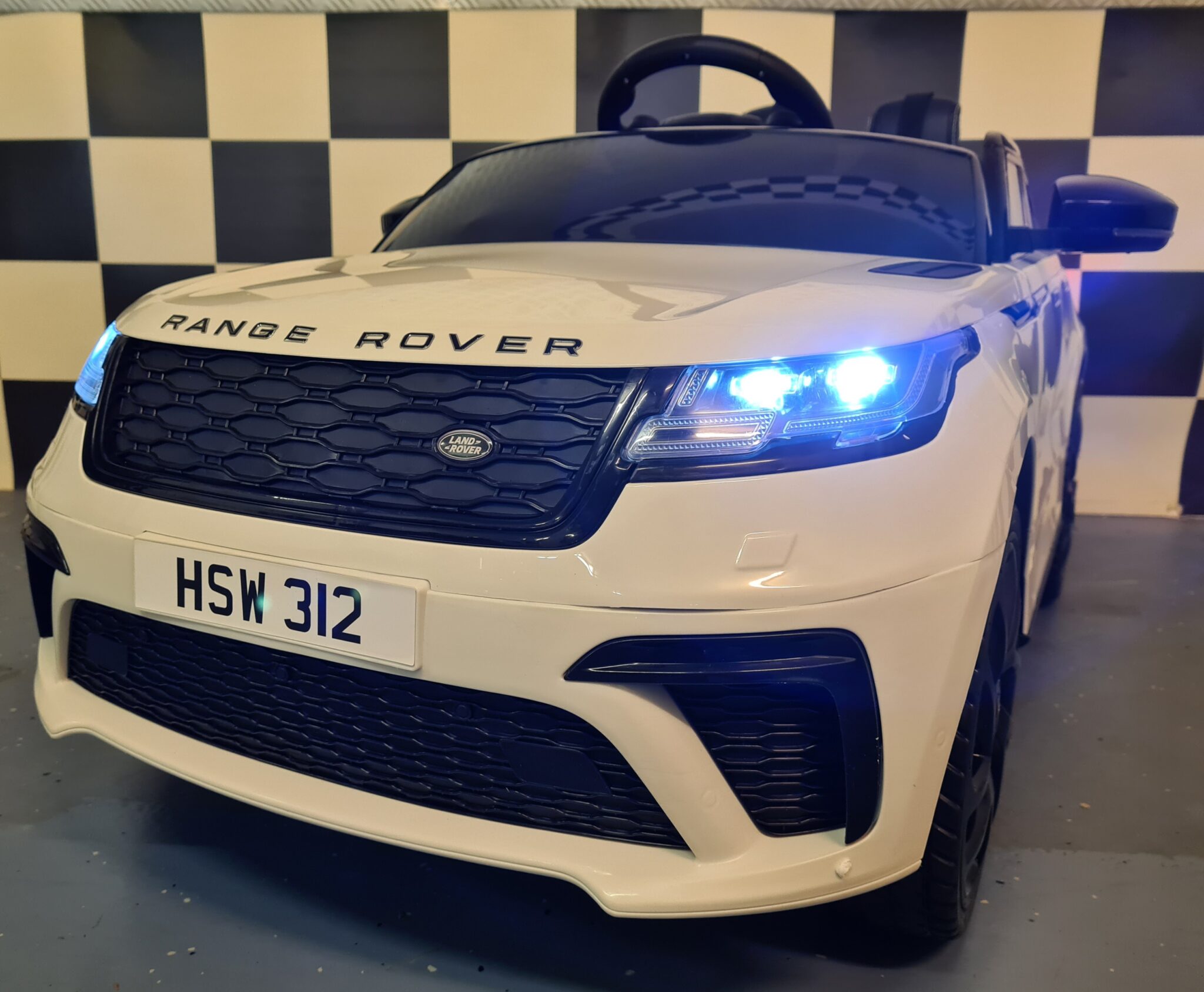 Children’s car Range Rover Velar 12Volt 2.4G RC white