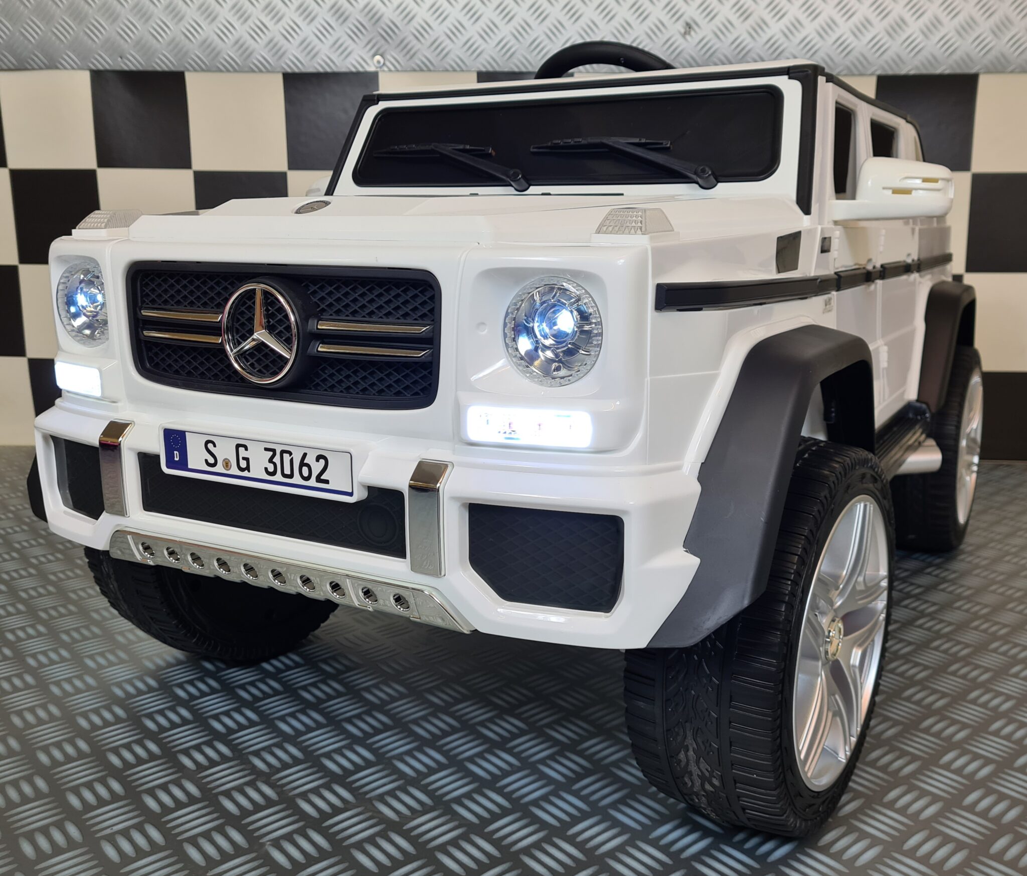 Electric children’s car Mercedes Maybach G650 white