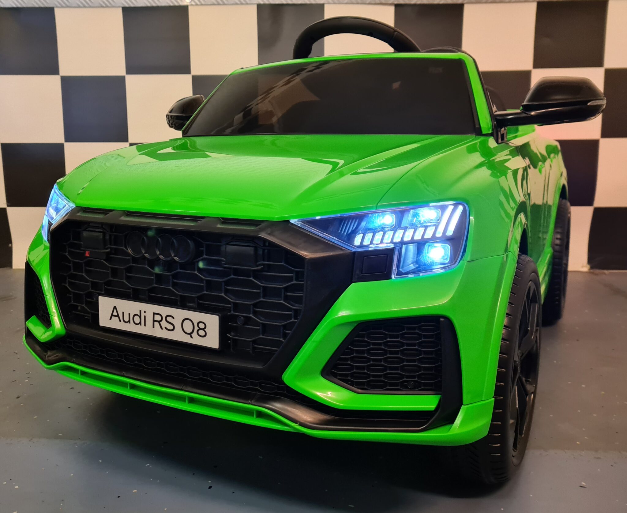 Battery Children’s car Audi Q8 with RC and 12 volts 1 person green