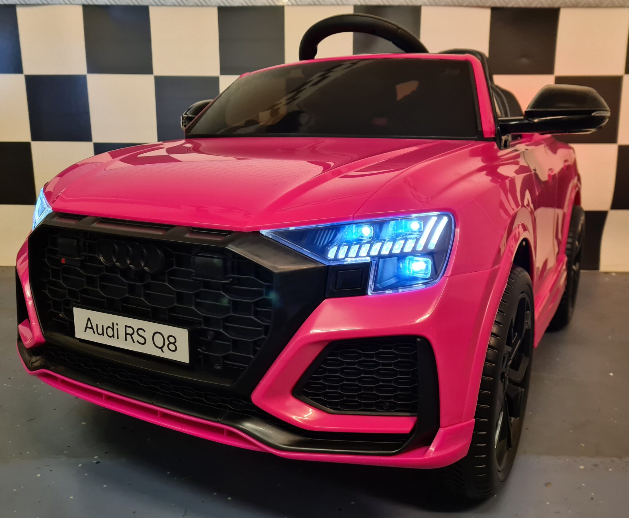 Children’s car Audi Q8 with RC and 12 volt pink 1 person