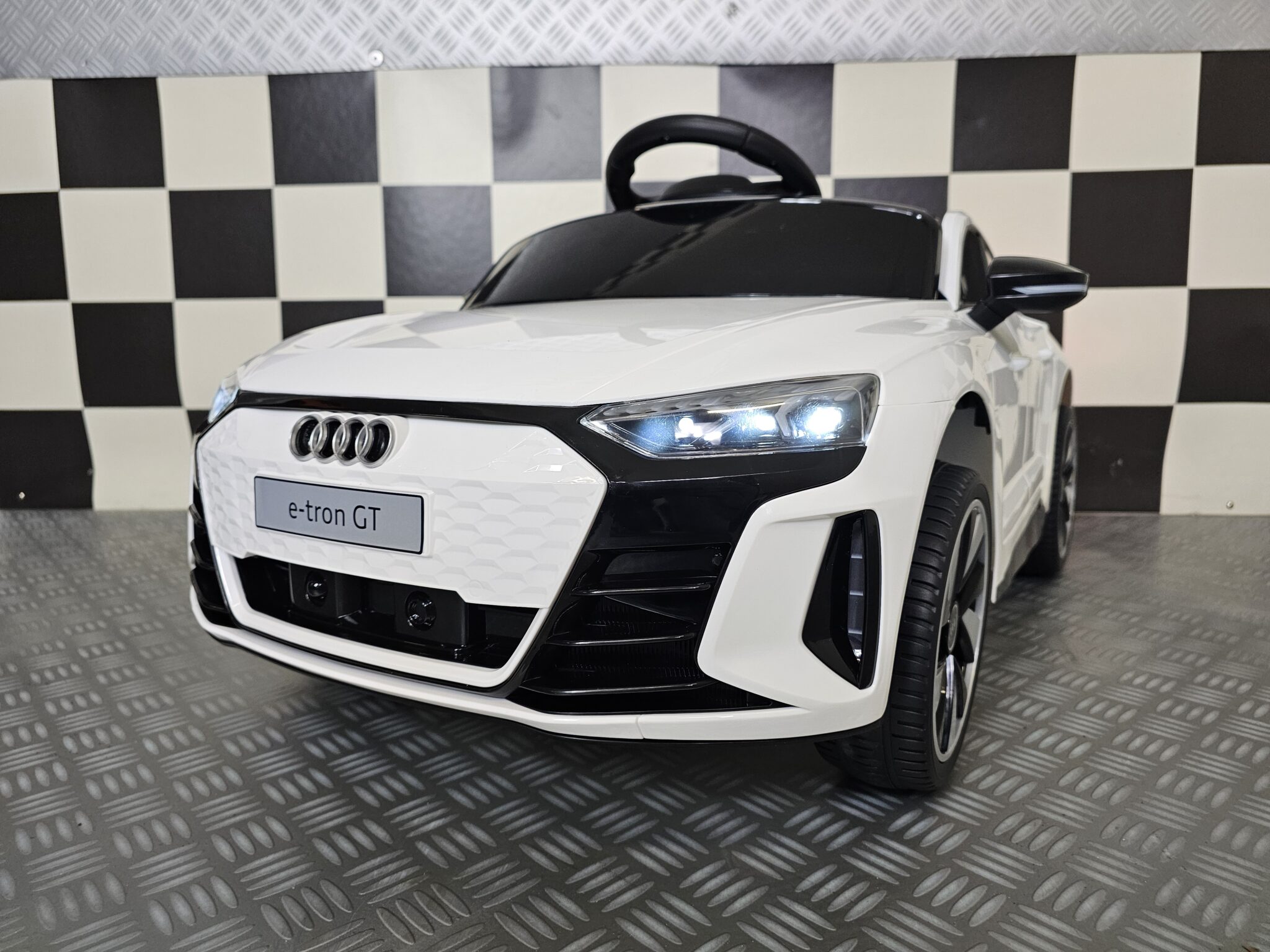 Children’s car Audi E-Tron 12 volt white