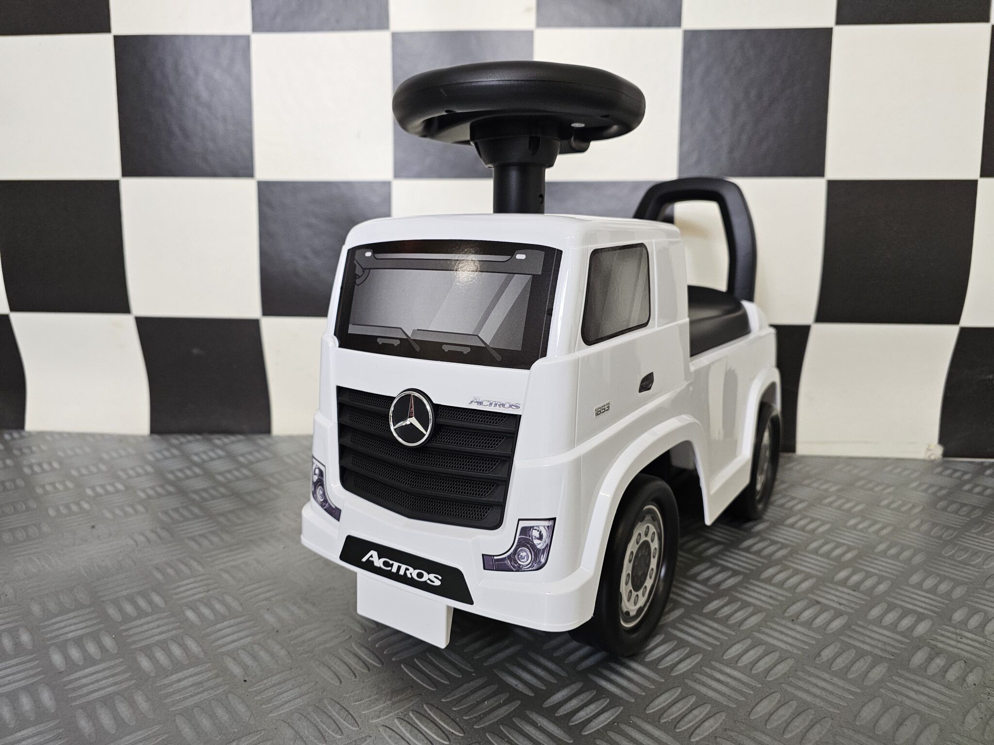 Running car Mercedes Benz Actros